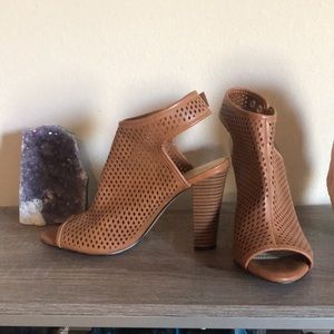 Attention Peep toe Booties